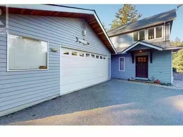House for sale in Halfmoon Bay, British Columbia