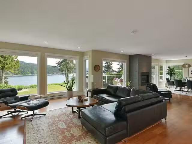 House for sale in Halfmoon Bay, British Columbia