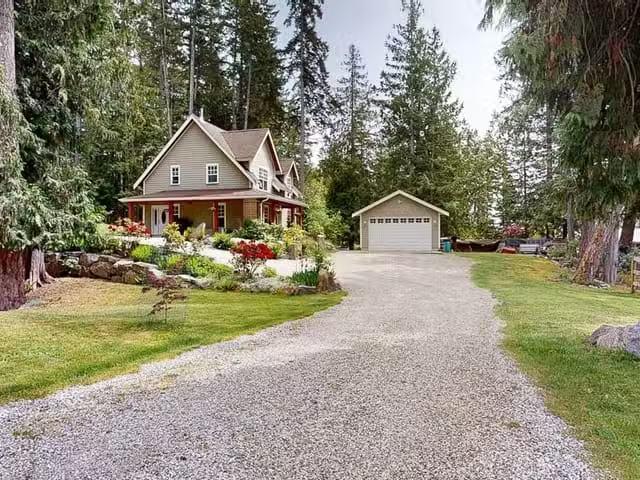 House for sale in Halfmoon Bay, British Columbia