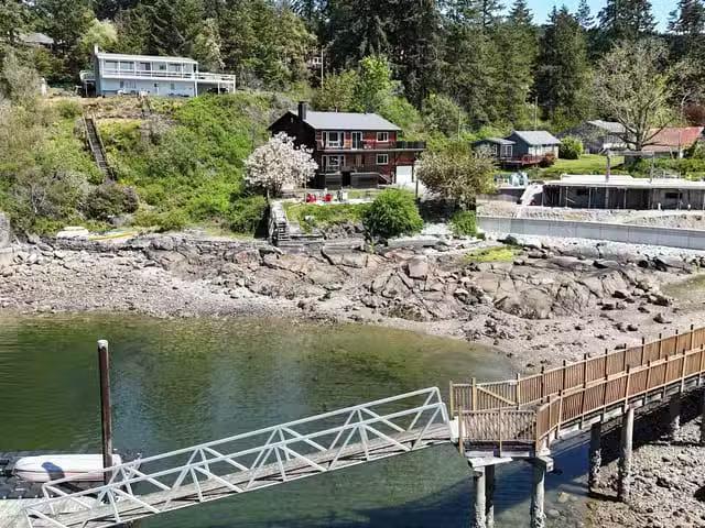 House for sale in Halfmoon Bay, British Columbia
