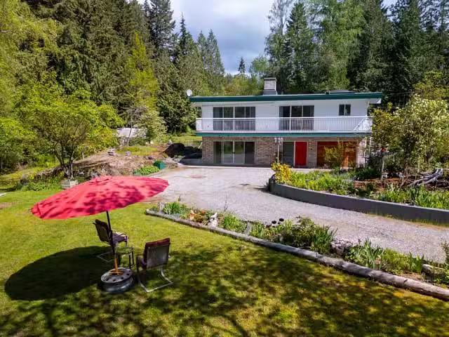 House for sale in Halfmoon Bay, British Columbia