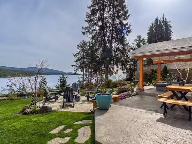 House for sale in Halfmoon Bay, British Columbia