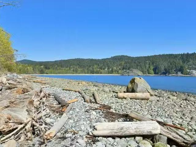 House for sale in Halfmoon Bay, British Columbia