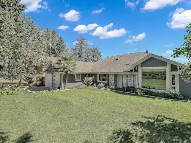 House for sale in Halfmoon Bay, British Columbia