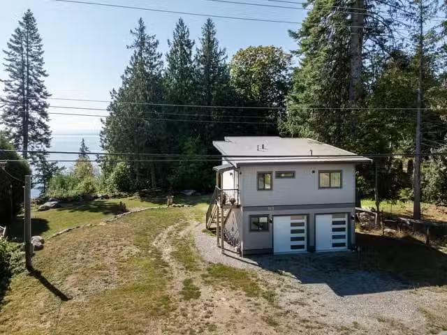 House for sale in Halfmoon Bay, British Columbia