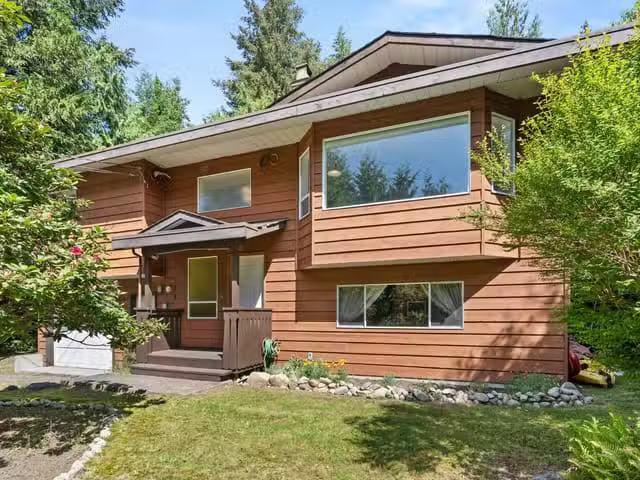 House for sale in Halfmoon Bay, British Columbia