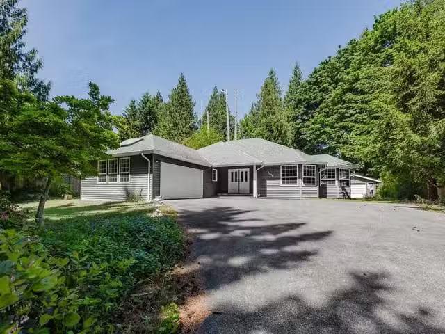 House for sale in Halfmoon Bay, British Columbia