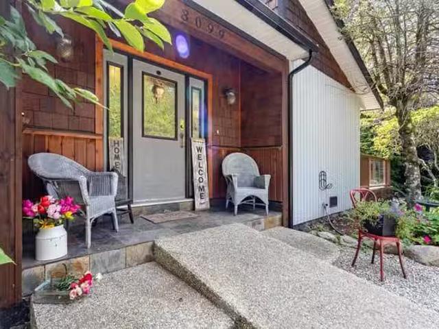 House for sale in Halfmoon Bay, British Columbia