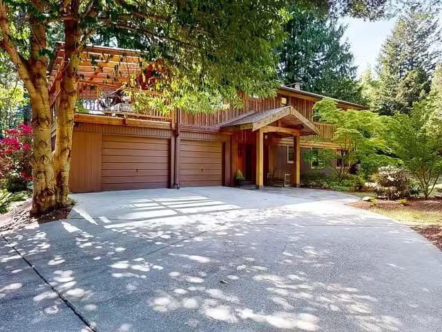 House for sale in Halfmoon Bay, British Columbia