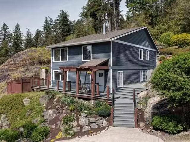 House for sale in Halfmoon Bay, British Columbia