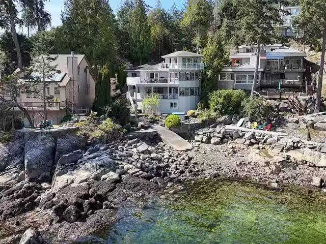 House for sale in Halfmoon Bay, British Columbia