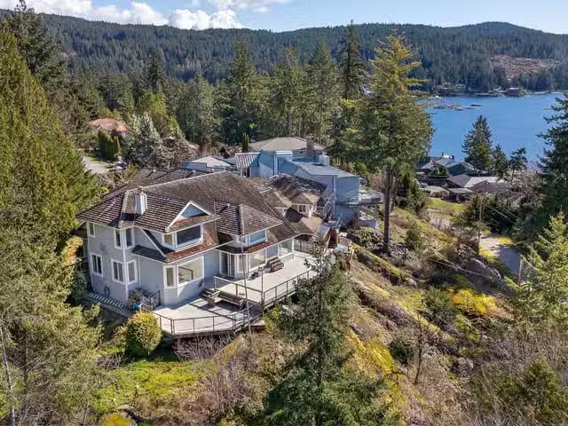 House for sale in Halfmoon Bay, British Columbia