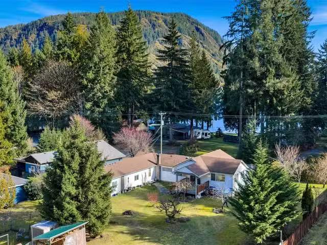 House for sale in Honeymoon Bay, British Columbia
