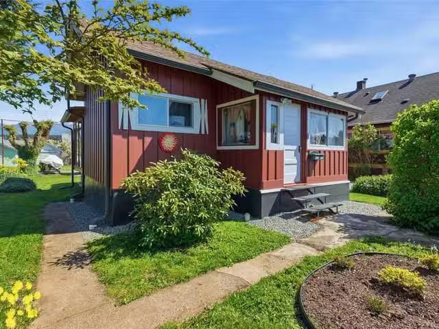 House for sale in Clayoquot, British Columbia