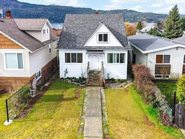 House for sale in Clayoquot, British Columbia