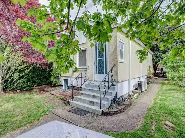 House for sale in Clayoquot, British Columbia