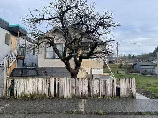 House for sale in Clayoquot, British Columbia