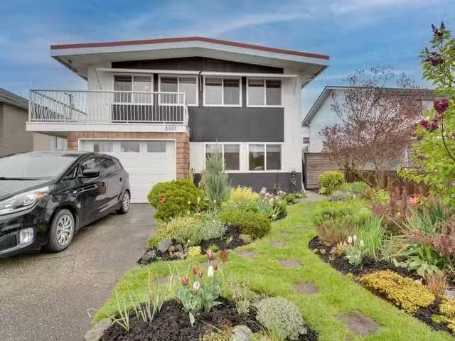 House for sale in Clayoquot, British Columbia