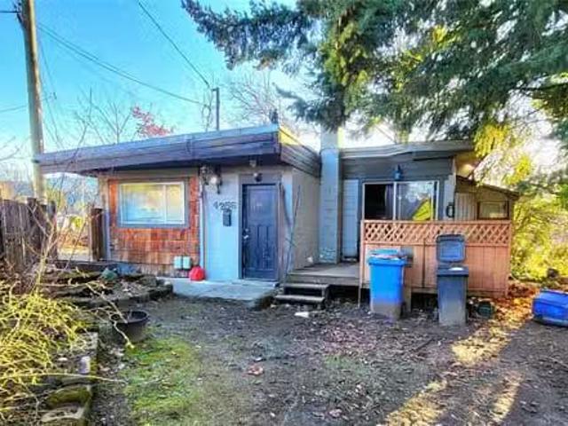 House for sale in Clayoquot, British Columbia