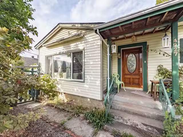 House for sale in Clayoquot, British Columbia
