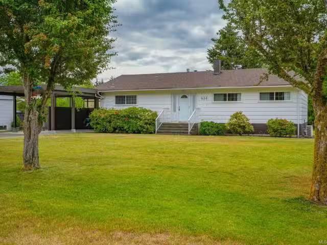 House for sale in Clayoquot, British Columbia