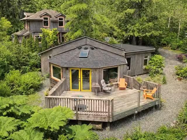 House for sale in Clayoquot, British Columbia