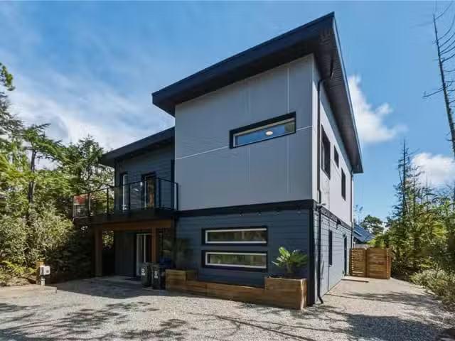 House for sale in Clayoquot, British Columbia