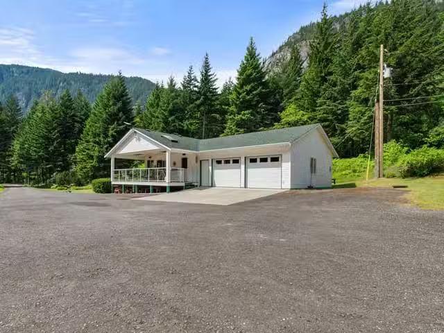 House for sale in Canyon, British Columbia