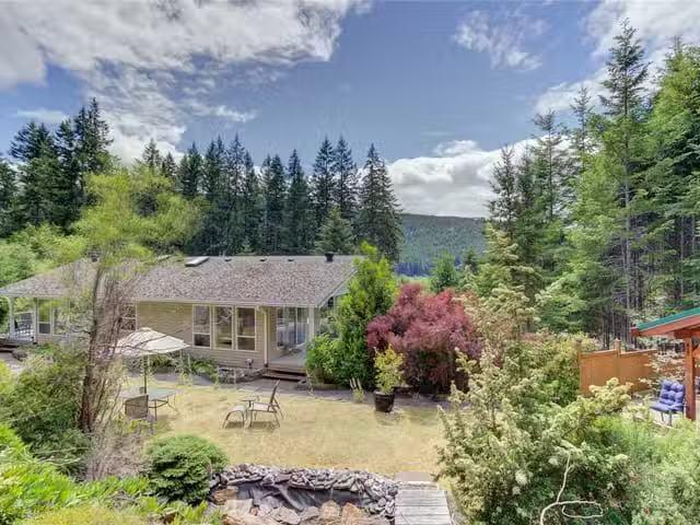 House for sale in Youbou, Area I (Youbou / Meade Creek)