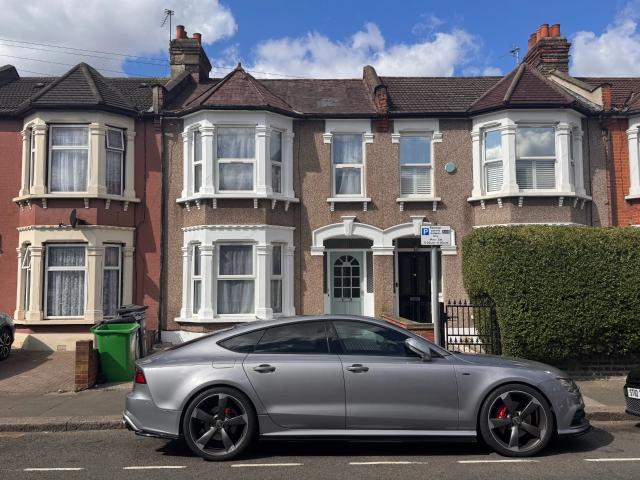 Apartment for rent in Seven Kings, Greater London
