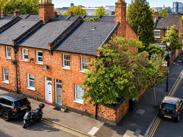 House for rent in London Borough of Ealing, Greater London