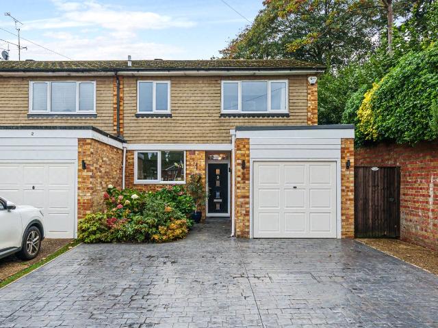 House for rent in Heol-las, Surrey