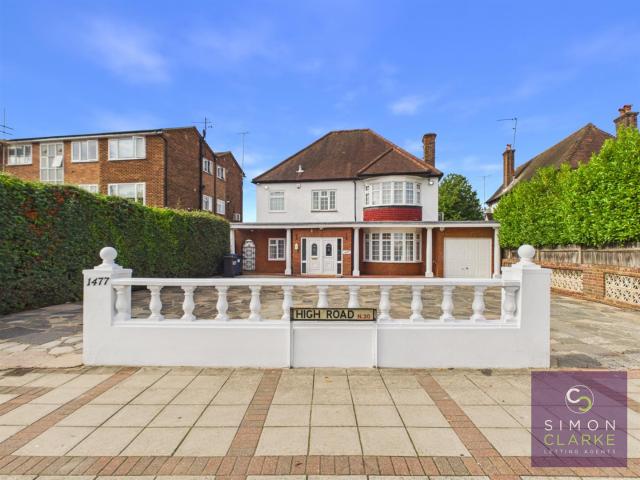 House for rent in Oakleigh Park, Greater London