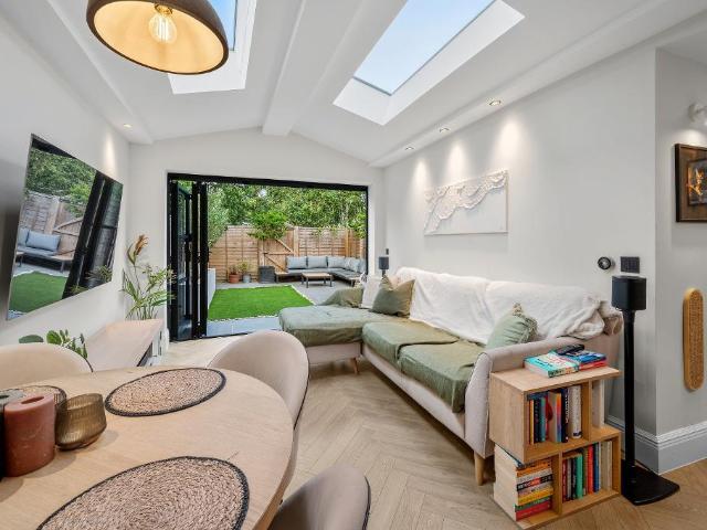 House for rent in London Borough of Merton, Raynes Park