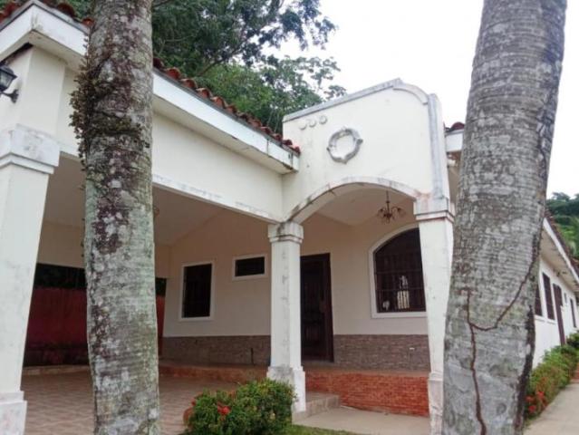 House in las cumbres near the lake