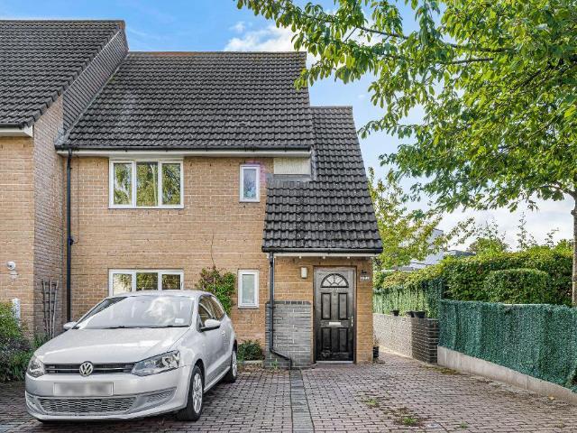 House for rent in Roundshaw, Greater London