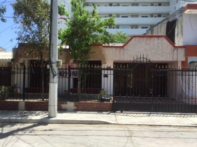 Casa en arriendo en Localidad 2 Histórica - Rodrigo de Bastidas, Perímetro Urbano Santa Marta