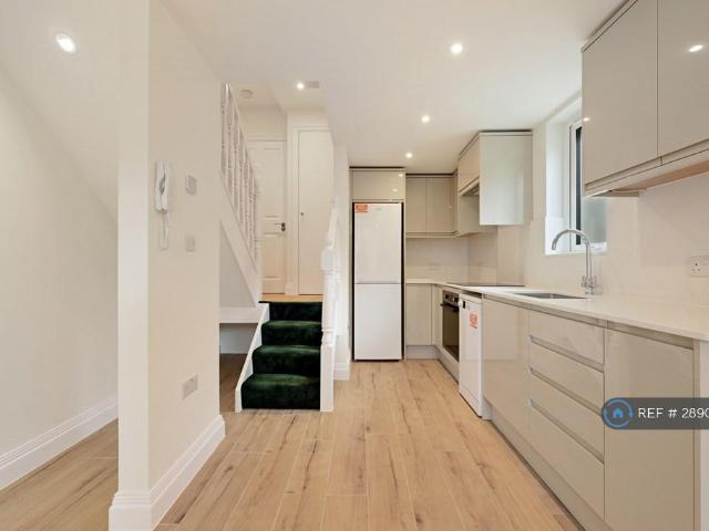 Apartment for rent in New Southgate, Greater London