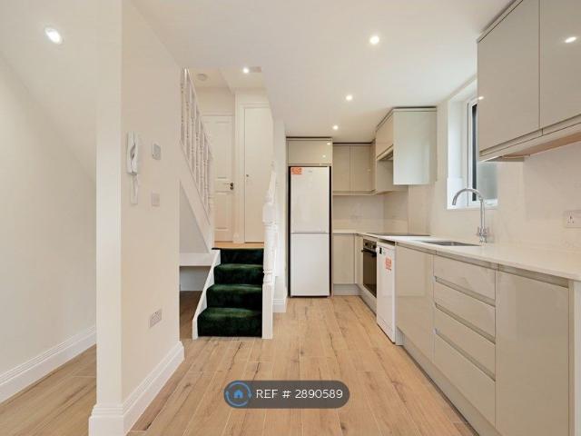 House for rent in New Southgate, Greater London