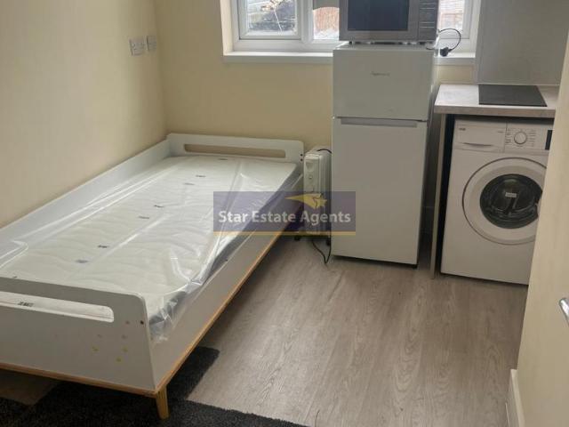 Room for rent in London Borough of Ealing, Greenford