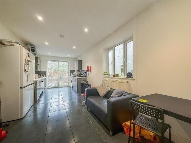 Room for rent in Pengam Green, Falcon Lodge