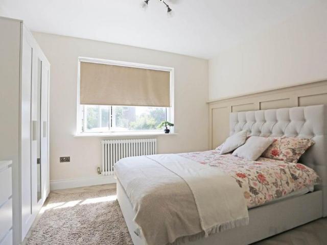 Room for rent in Marks Gate, Greater London