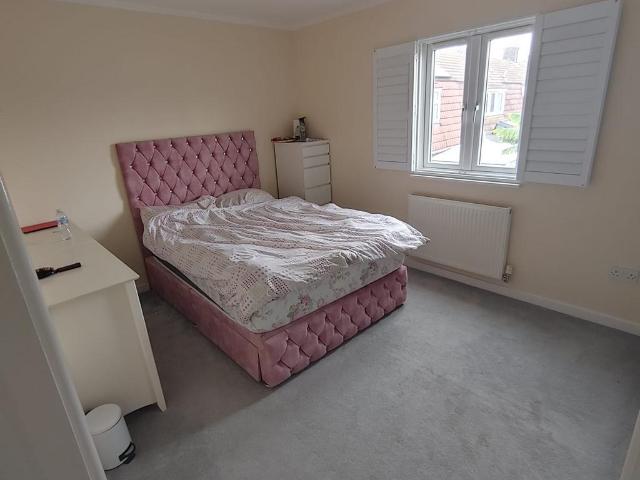 Room for rent in Thames View, Greater London