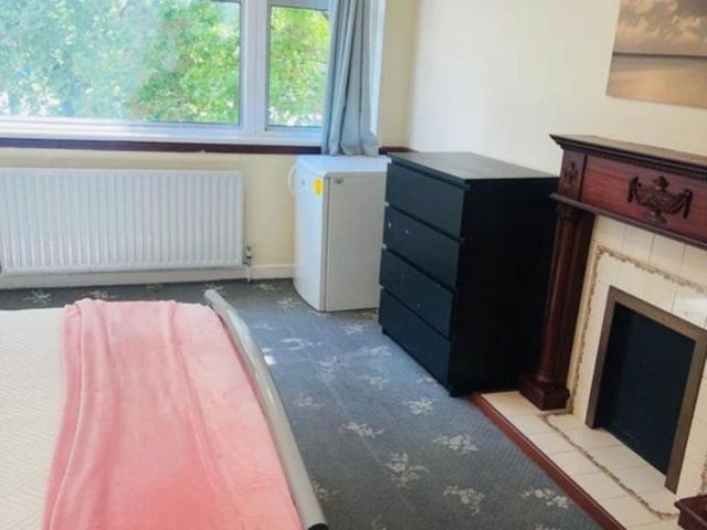 Room for rent in Cowley, Greater London