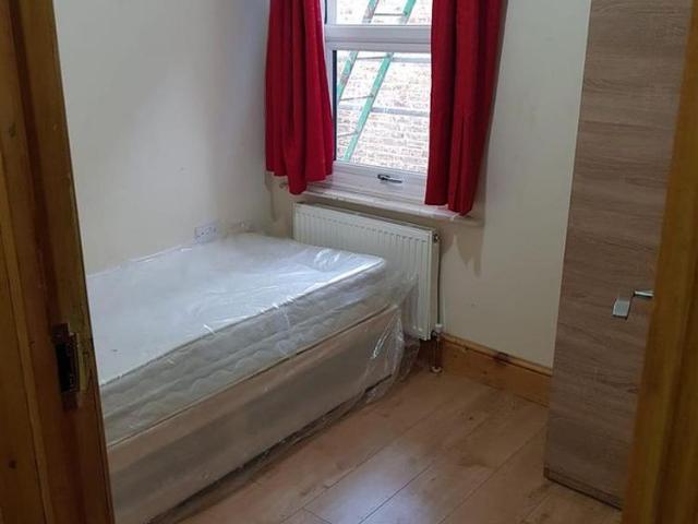 Room for rent in Plashet, Greater London