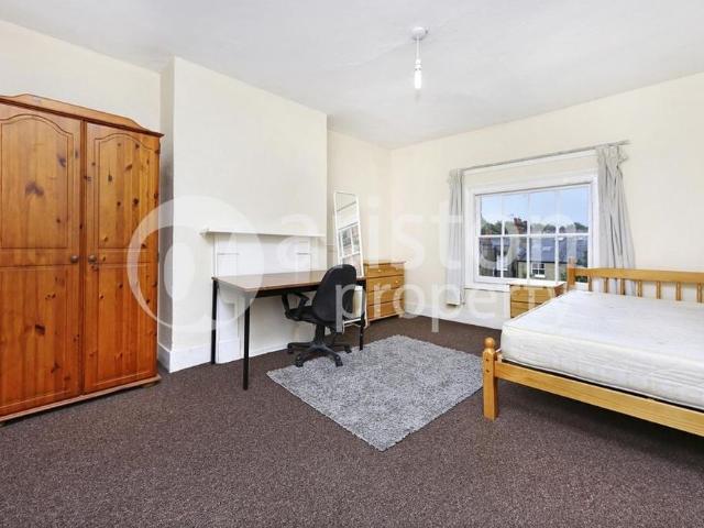 Room for rent in Shepherd's Hill, Cat Hill