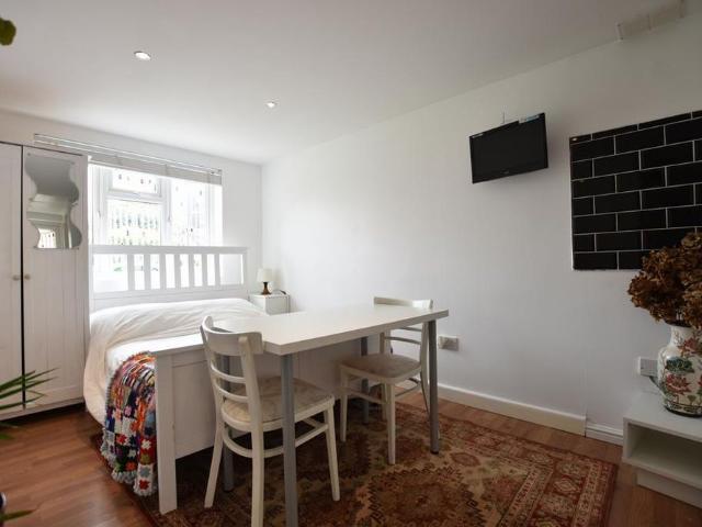 Room for rent in Middle Park, Greater London