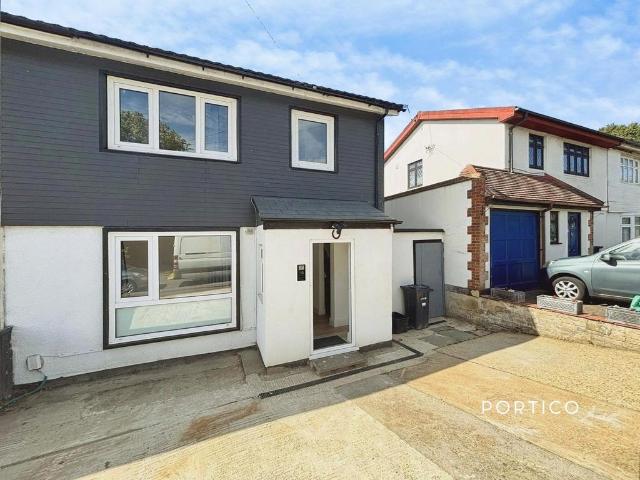 Room for rent in Hainault, Greater London