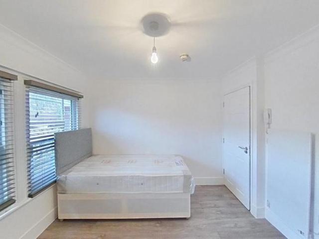Room for rent in London Borough of Ealing, Hanwell