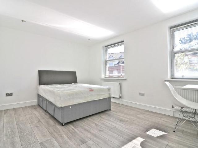 Room for rent in London Borough of Ealing, Perivale